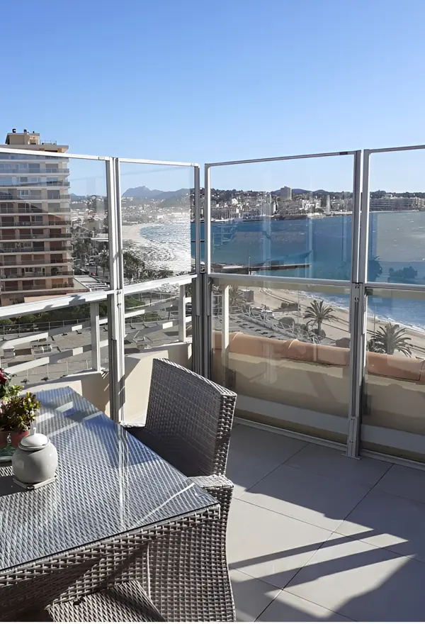 Terras in Italië met glazen windschermen voor comfort en panoramisch zeezicht Terras in Italië met glazen windschermen voor comfort en panoramisch zeezicht