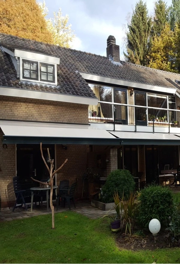 Terras met elektrisch zon- en regenscherm van Veldman Zonwering in Berkel en Rodenrijs Terras met elektrisch zon- en regenscherm van Veldman Zonwering in Berkel en Rodenrijs