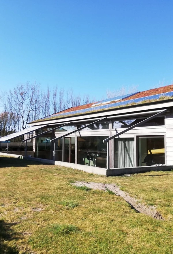 Terras met textiel overkapping door Veldman Zonwering bij Amelandse B&B Terras met textiel overkapping door Veldman Zonwering bij Amelandse B&B