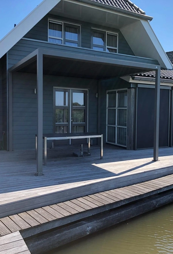 Terras met vrijstaande zonwering aan het water, vakantiepark De Potten van Veldman Terras met vrijstaande zonwering aan het water, vakantiepark De Potten van Veldman