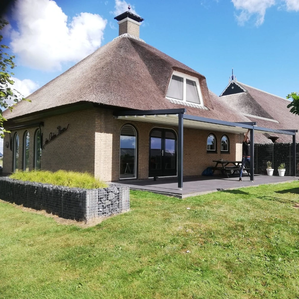 Terrasoverkapping Groningen bij rieten woning Terrasoverkapping project in Groningen