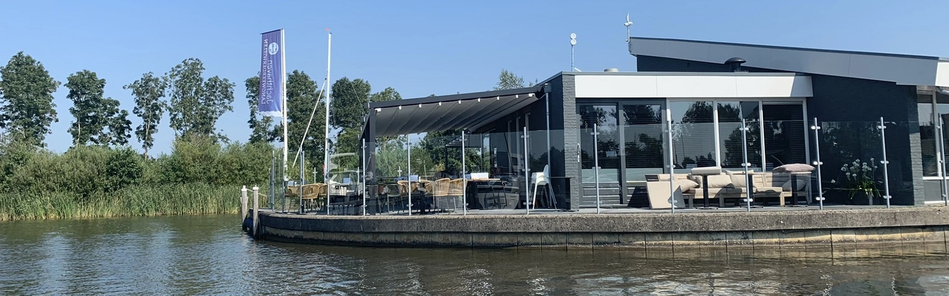 Terrasoverkapping door Veldman Zonwering bij restaurant Helder aan het water in Boornzwaag Terrasoverkapping door Veldman Zonwering bij restaurant Helder aan het water in Boornzwaag