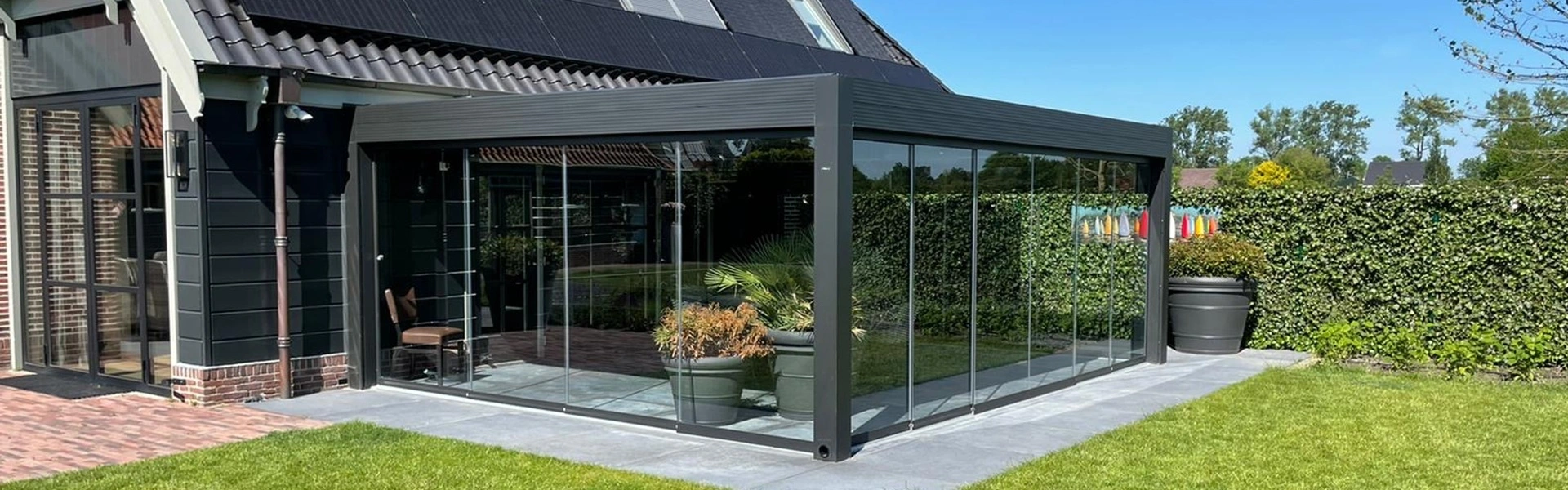 Terrasoverkapping met glazen schuifwanden in Utrecht