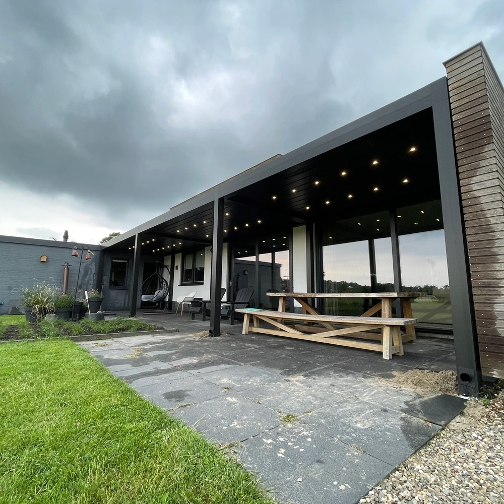 Terrasoverkapping met lamellen en ledverlichting in Utrecht Terrasoverkapping met lamellen en ledverlichting in Utrecht