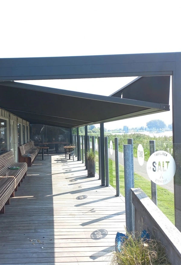 Terrasoverkapping met schuifdak bij Paviljoen Salt Terherne Terrasoverkapping met schuifdak bij Paviljoen Salt Terherne
