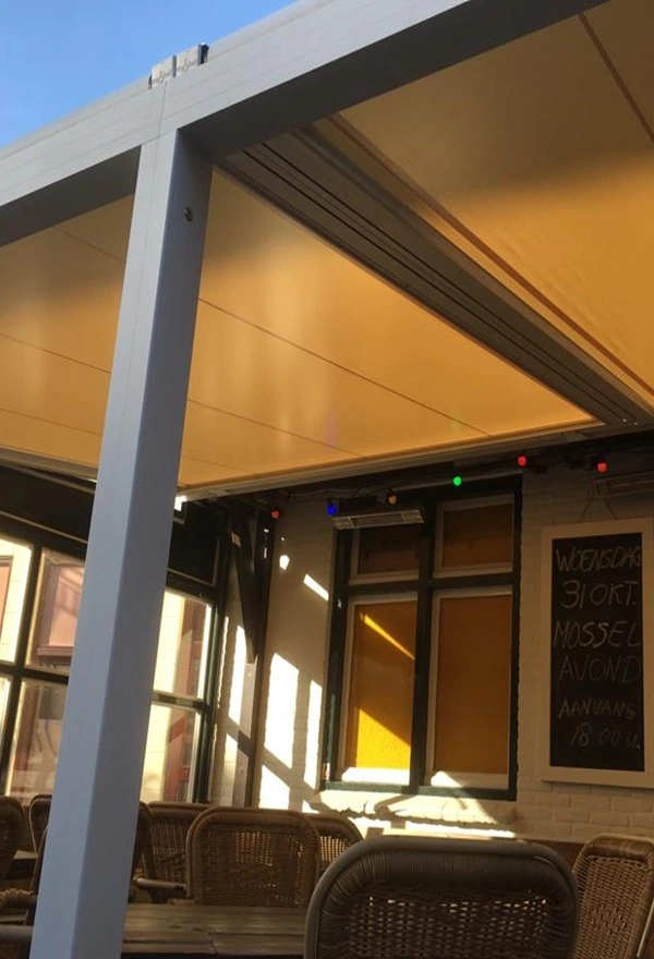 Terrasoverkapping met schuifdak bij ’t Swintje in Egmond, door Veldman Zonwering Terrasoverkapping met schuifdak bij 't Swintje in Egmond, door Veldman Zonwering