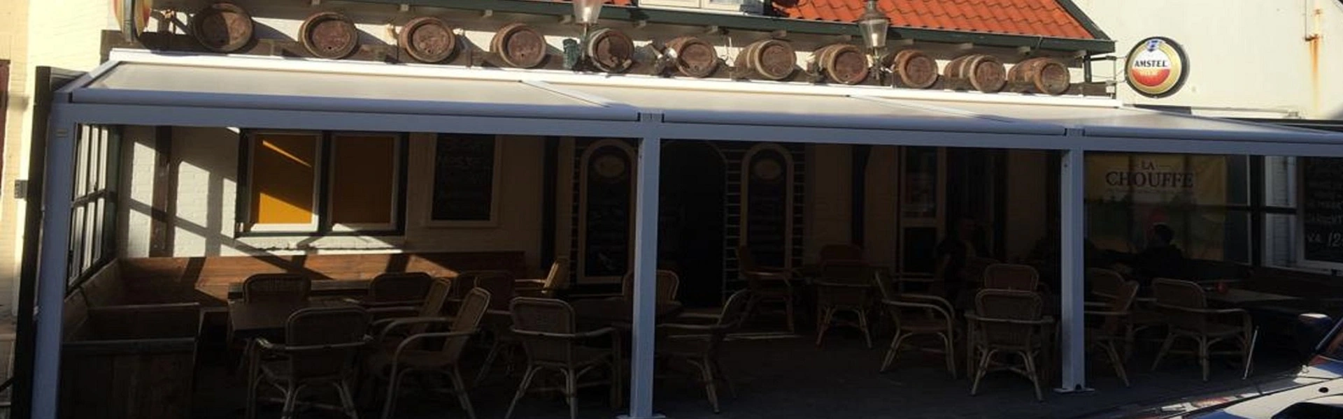 Terrasoverkapping met schuifdak door Veldman Zonwering bij ’t Swintje in Egmond Terrasoverkapping met schuifdak door Veldman Zonwering bij 't Swintje in Egmond