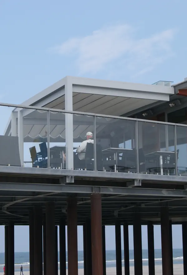 Terrasoverkapping met textieldak door Veldman Zonwering bij ’t Strandhuys op Ameland Terrasoverkapping met textieldak door Veldman Zonwering bij 't Strandhuys op Ameland