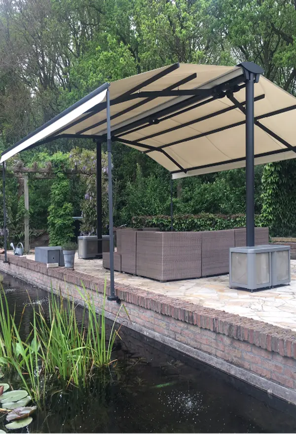 Terrasoverkapping met vijver in Mildam door Veldman Zonwering Terrasoverkapping met vijver in Mildam door Veldman Zonwering