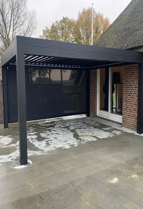 Terrasoverkapping met zwart zijscherm in Lieveren door Veldman Zonwering Terrasoverkapping met zwart zijscherm in Lieveren door Veldman Zonwering