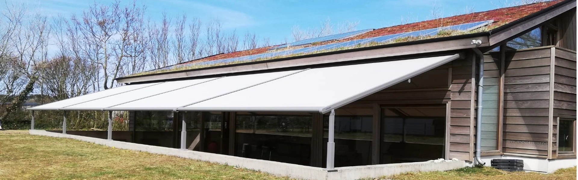 Textiel overkapping met schuifdak door Veldman Zonwering bij een B&B op Ameland Textiel overkapping met schuifdak door Veldman Zonwering bij een B&B op Ameland