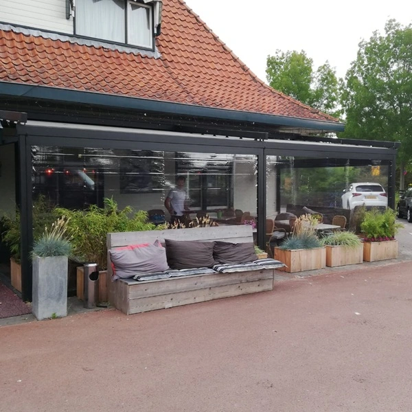 Textiel terrasoverkapping met schuifdak bij restaurant Boss, Zuidoostbeemster Textiel terrasoverkapping met schuifdak bij restaurant Boss, Zuidoostbeemster