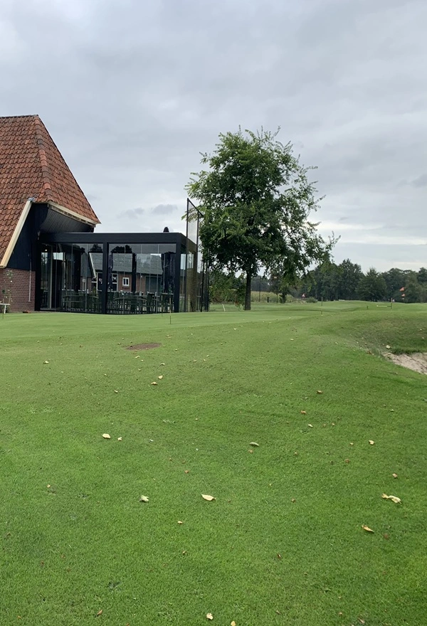 Textiele terrasoverkapping bij Pitch & Putt Golf Koudum door Veldman Textiele terrasoverkapping bij Pitch & Putt Golf Koudum door Veldman