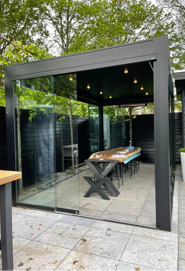 Tuinkamer met glazen schuifwanden en lamellen dak in Amsterdam door Veldman Zonwering Tuinkamer met glazen schuifwanden en lamellen dak in Amsterdam door Veldman Zonwering