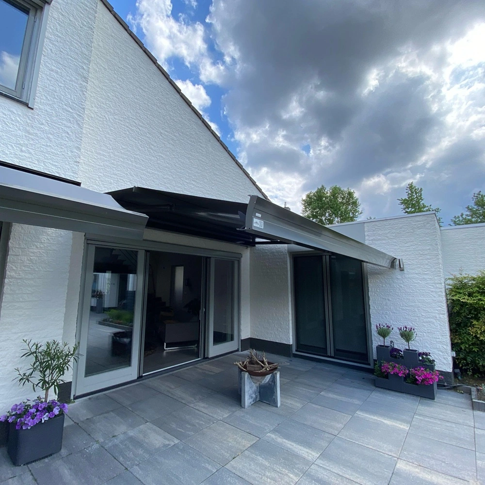 Uitgeklapt zon- en regenscherm in Maarheeze door Veldman Zonwering biedt bescherming Uitgeklapt zon en regenscherm in Maarheeze door Veldman Zonwering biedt bescherming
