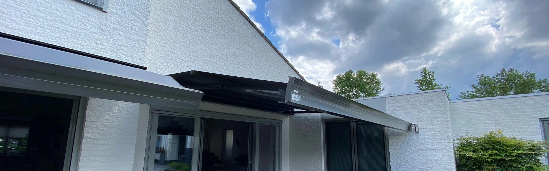 Uitgeklapt zon- en regenscherm in Maarheeze door Veldman Zonwering, modern ontwerp Uitgeklapt zon- en regenscherm in Maarheeze door Veldman Zonwering, modern ontwerp