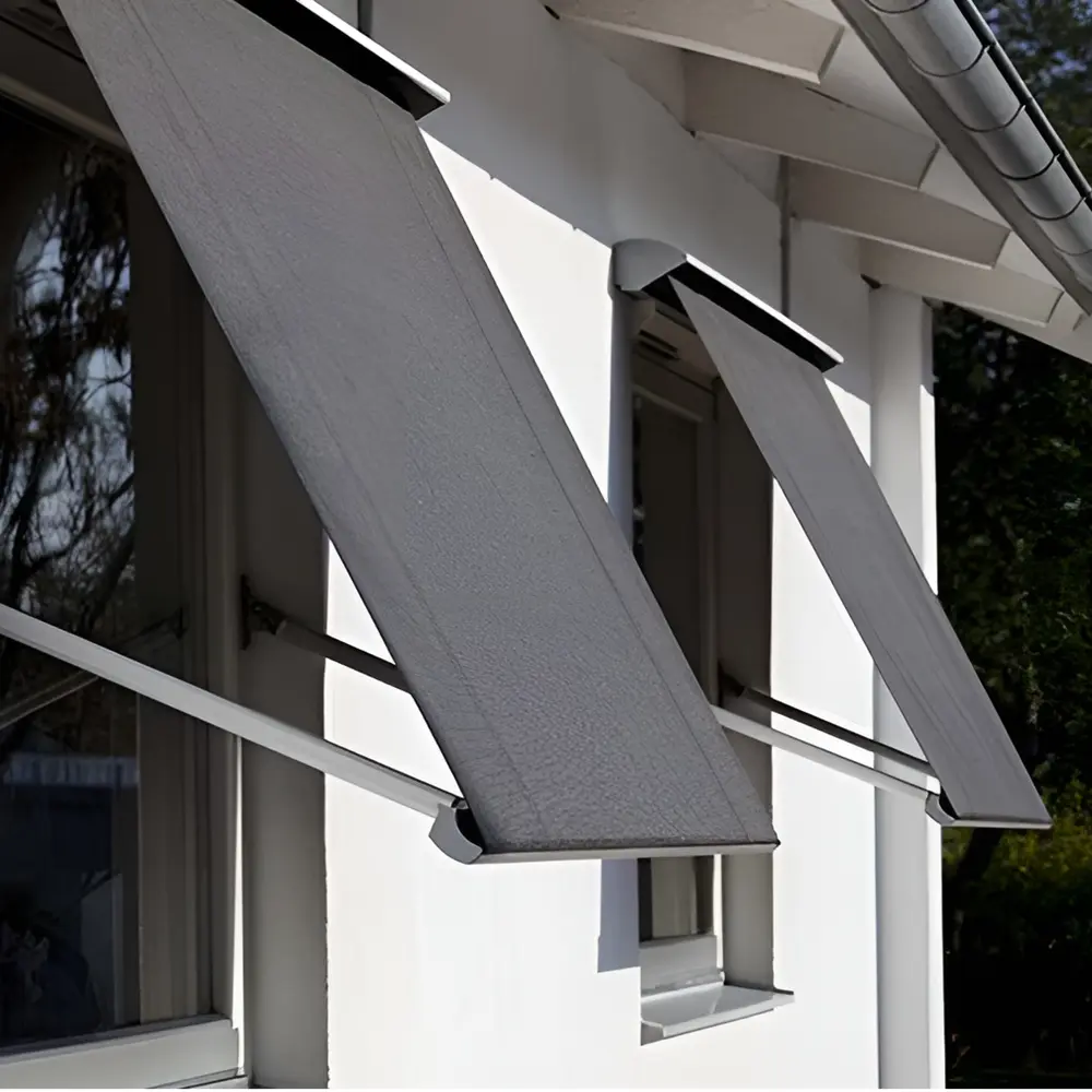 Uitvalscherm Kreta in antraciet op een witte gevel