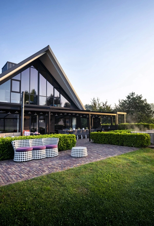 Vakantiehuis Zwaluwhof met terrasoverkapping door Veldman Zonwering in Dalfsen Vakantiehuis Zwaluwhof met terrasoverkapping door Veldman Zonwering in Dalfsen