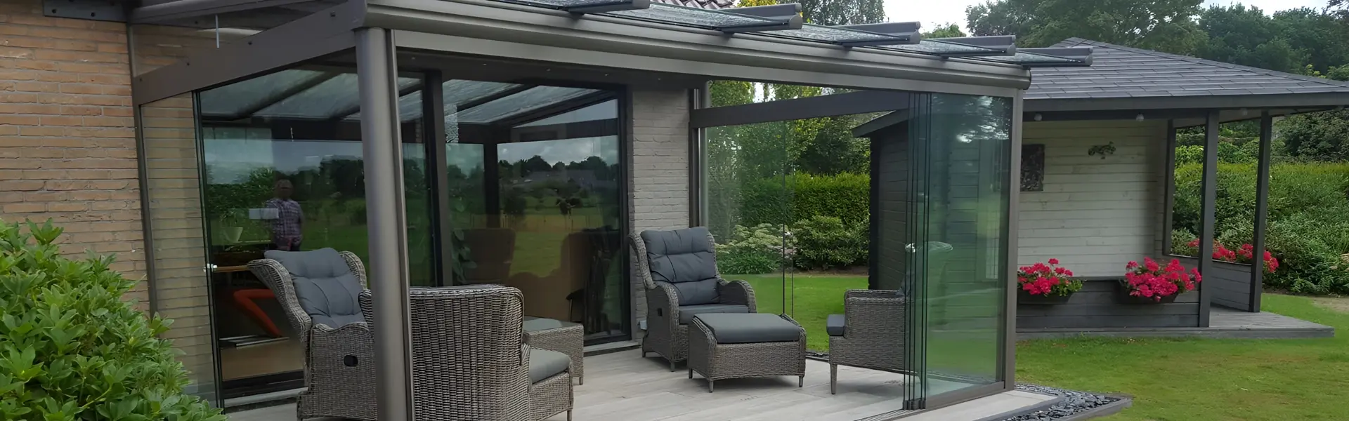Veldman Zonwering glazen overkapping bij woning in Friesland met tuinzicht Veldman Zonwering glazen overkapping bij woning in Friesland met tuinzicht