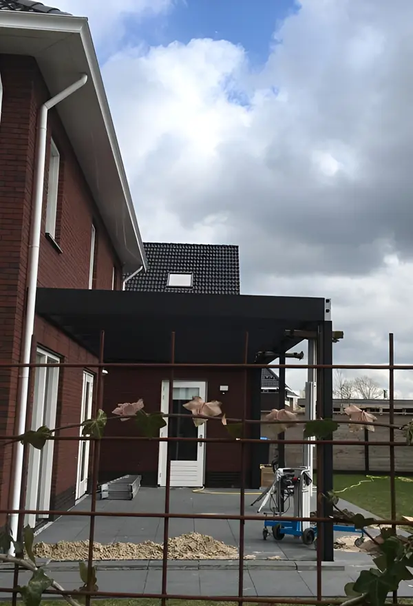 Veldman Zonwering glazen terrasoverkapping aan tuinzijde in Drachten Veldman Zonwering glazen terrasoverkapping aan tuinzijde in Drachten