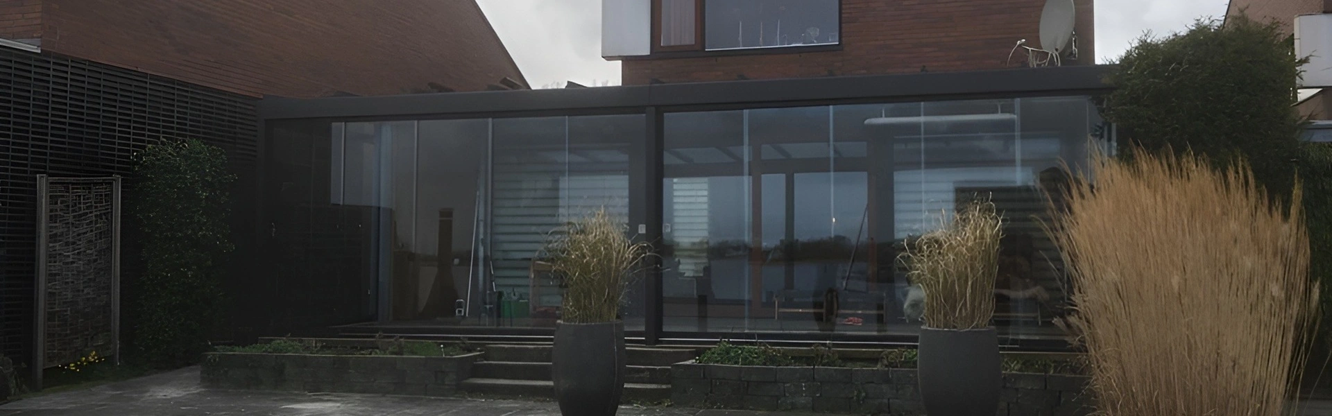 Veldman Zonwering glazen tuinkamer aan de achterzijde van een woning in Leeuwarden Veldman Zonwering glazen tuinkamer aan de achterzijde van een woning in Leeuwarden