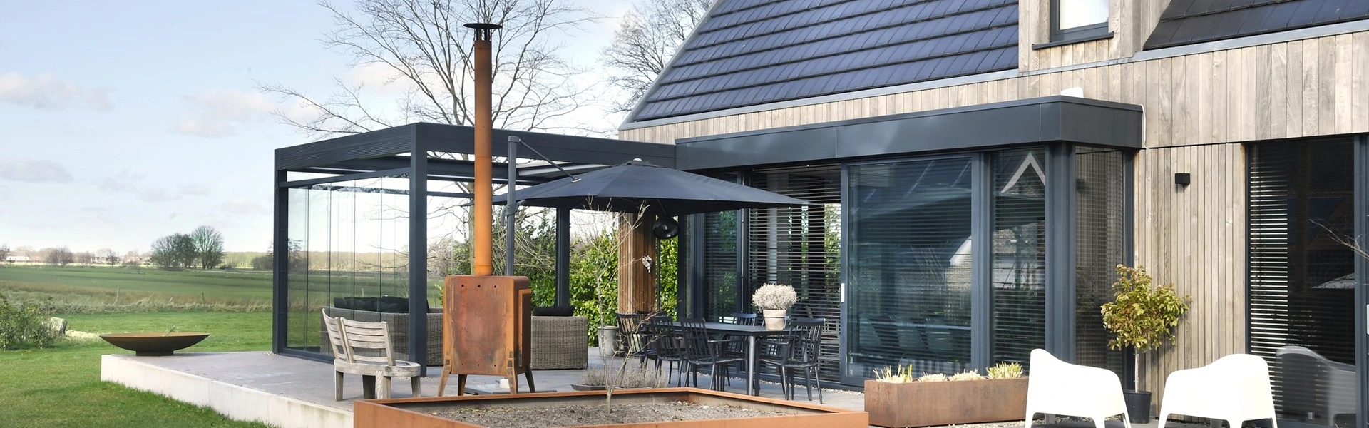 Veldman Zonwering glazen tuinkamer met schuifdak bij villa in Oranjewoud Veldman Zonwering glazen tuinkamer met schuifdak bij villa in Oranjewoud