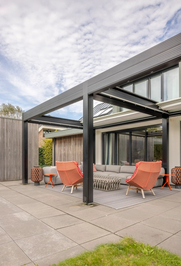 Veldman Zonwering overkapping met schuifdak en screens bij woning in Zwolle Veldman Zonwering overkapping met schuifdak en screens bij woning in Zwolle