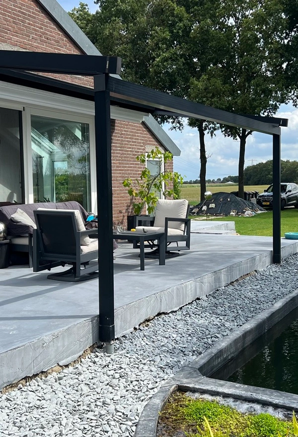 Veldman Zonwering overkapping met schuifdak en vijver in Smilde Veldman Zonwering overkapping met schuifdak en vijver in Smilde