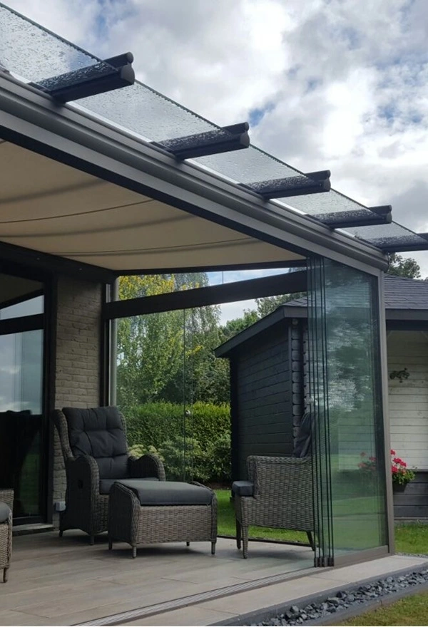 Veldman Zonwering project met glazen overkapping bij een woning in Friesland Veldman Zonwering project met glazen overkapping bij een woning in Friesland