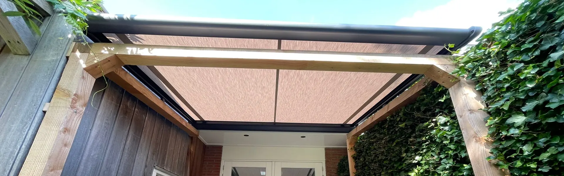 Veldman Zonwering serrezonwering met houten constructie in Heerenveen Veldman Zonwering serrezonwering met houten constructie in Heerenveen