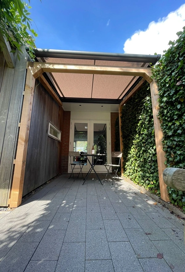 Veldman Zonwering serrezonwering met houten frame in Heerenveen Veldman Zonwering serrezonwering met houten frame in Heerenveen