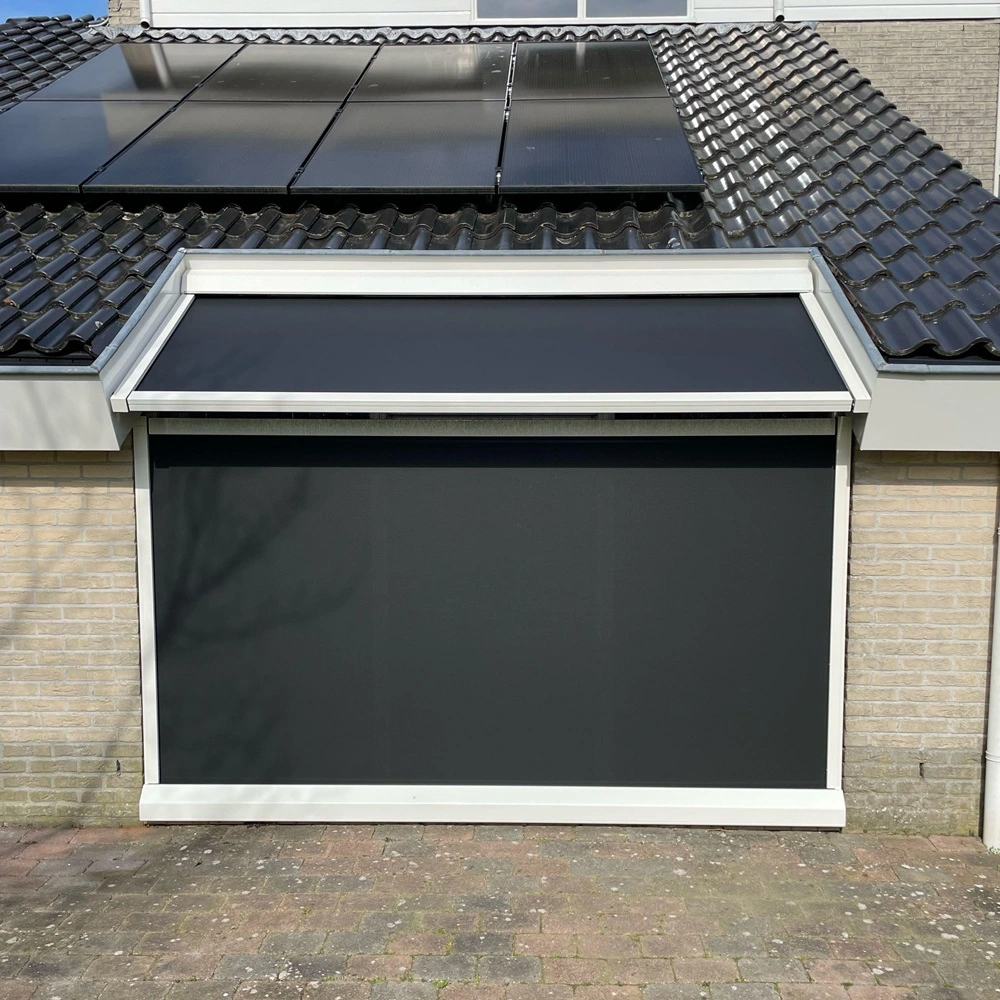 Veldman Zonwering serrezonwering met zonnepanelen op dak in Joure Veldman Zonwering serrezonwering met zonnepanelen op dak in Joure