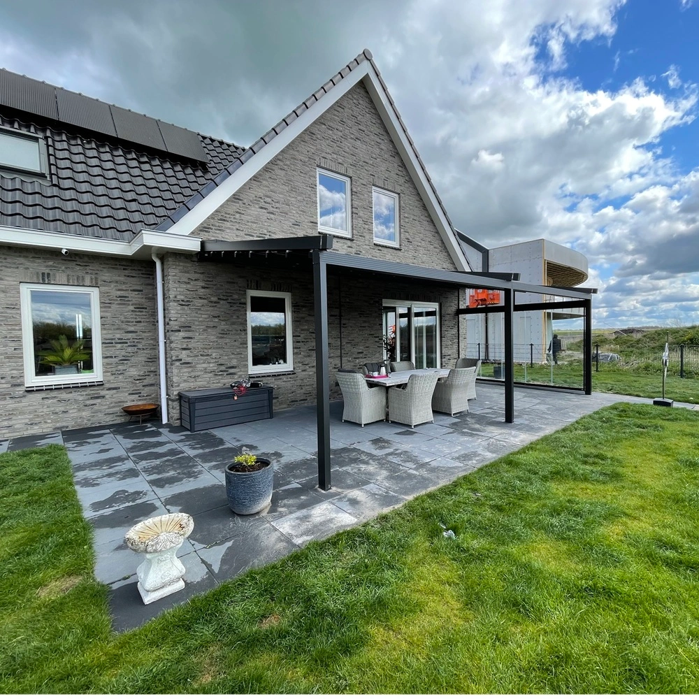 Veldman Zonwering terrasoverkapping met glazen schuifwanden in tuin in Leeuwarden Veldman Zonwering terrasoverkapping met glazen schuifwanden in tuin in Leeuwarden