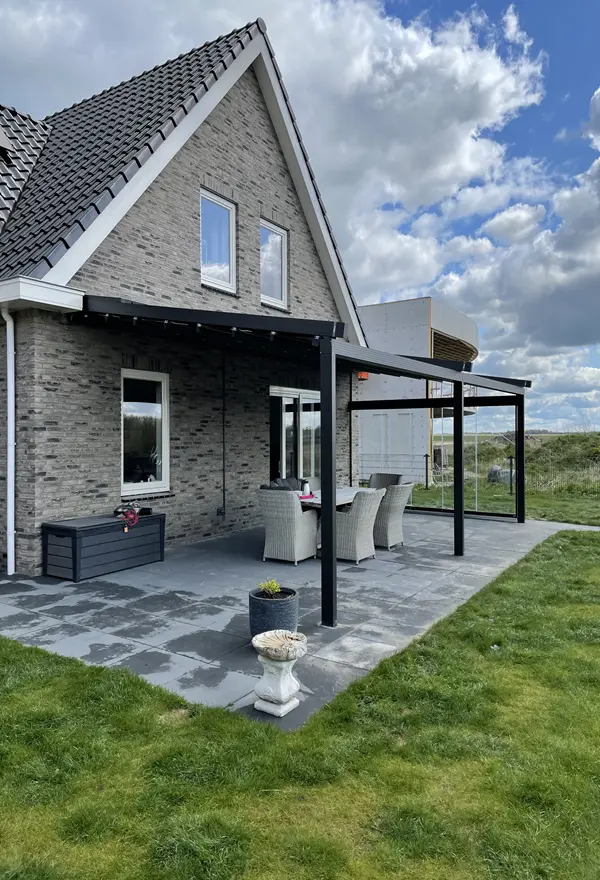 Veldman Zonwering terrasoverkapping met schuifdak bij huis in Leeuwarden Veldman Zonwering terrasoverkapping met schuifdak bij huis in Leeuwarden