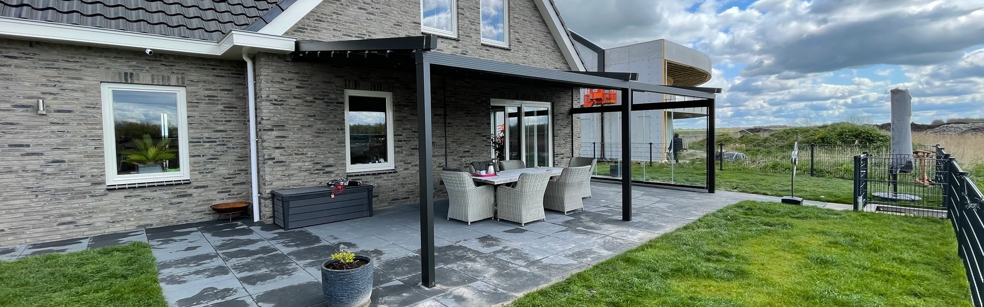 Veldman Zonwering terrasoverkapping met schuifdak en glazen wanden in Leeuwarden Veldman Zonwering terrasoverkapping met schuifdak en glazen wanden in Leeuwarden