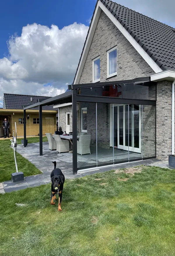 Veldman Zonwering tuinkamer met schuifdak aan woning in Leeuwarden Veldman Zonwering tuinkamer met schuifdak aan woning in Leeuwarden