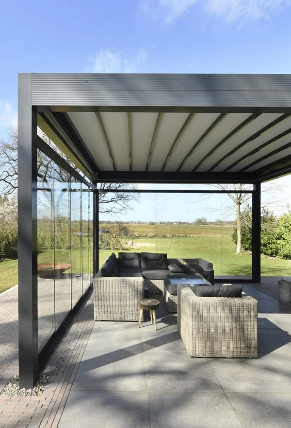 Veldman Zonwering tuinkamer met schuifdak en glazen wanden in Oranjewoud Veldman Zonwering tuinkamer met schuifdak en glazen wanden in Oranjewoud