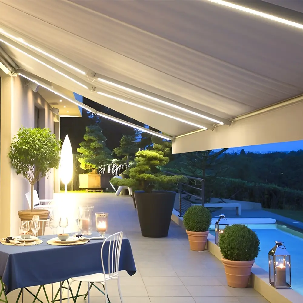 Verlichte elektrische zonwering van Somfy bij zwembad