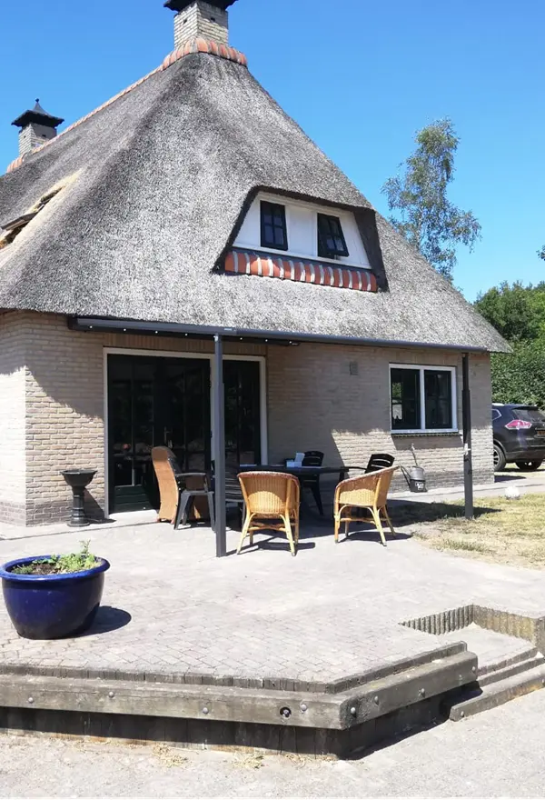 Verstelbare zon en regenwering op terras door Veldman Zonwering Verstelbare zon en regenwering op terras door Veldman Zonwering