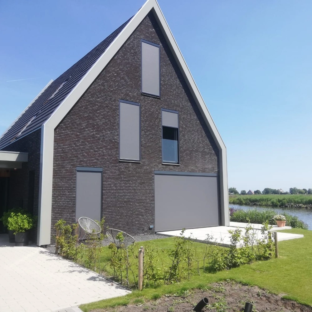 Verticale zonwering voor de ramen bij woning aan het water Verticale zonwering voor de ramen bij woning aan het water