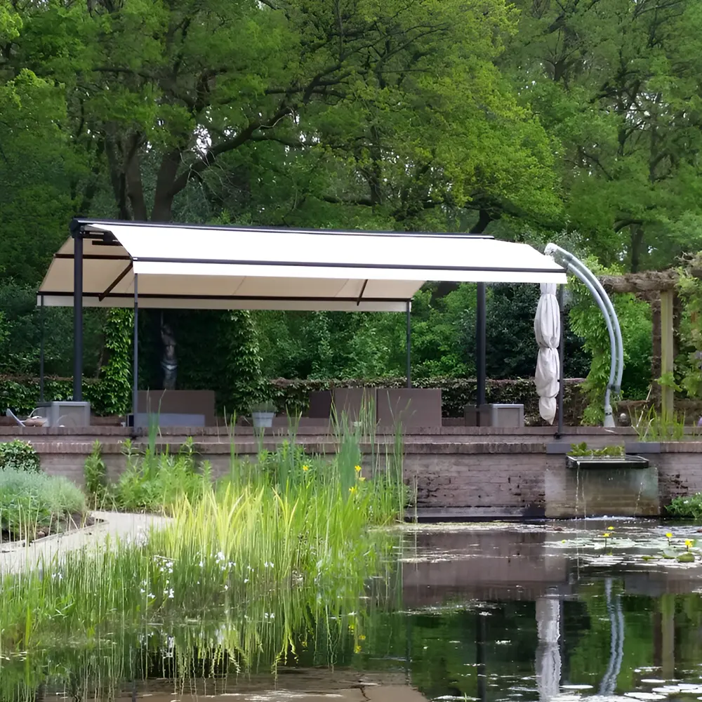 Vrijstaand zonnescherm bij vijver in Mildam door Veldman Zonwering a pond with a white canopy over it