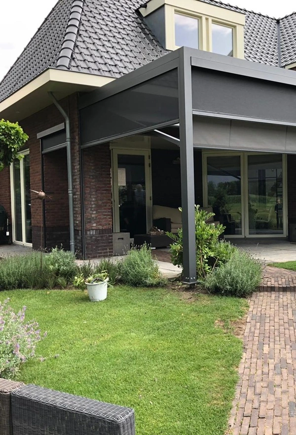 Vrijstaande terrasoverkapping in Werkhoven met zonwering Vrijstaande terrasoverkapping in Werkhoven met zonwering