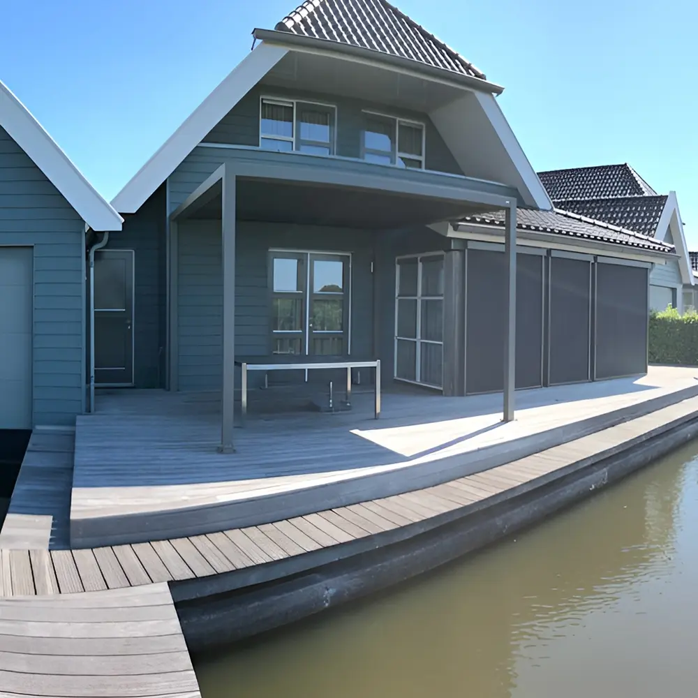 Vrijstaande zon- en regenwering aan het water vakantiepark De Potten Vrijstaande zon- en regenwering aan het water vakantiepark De Potten