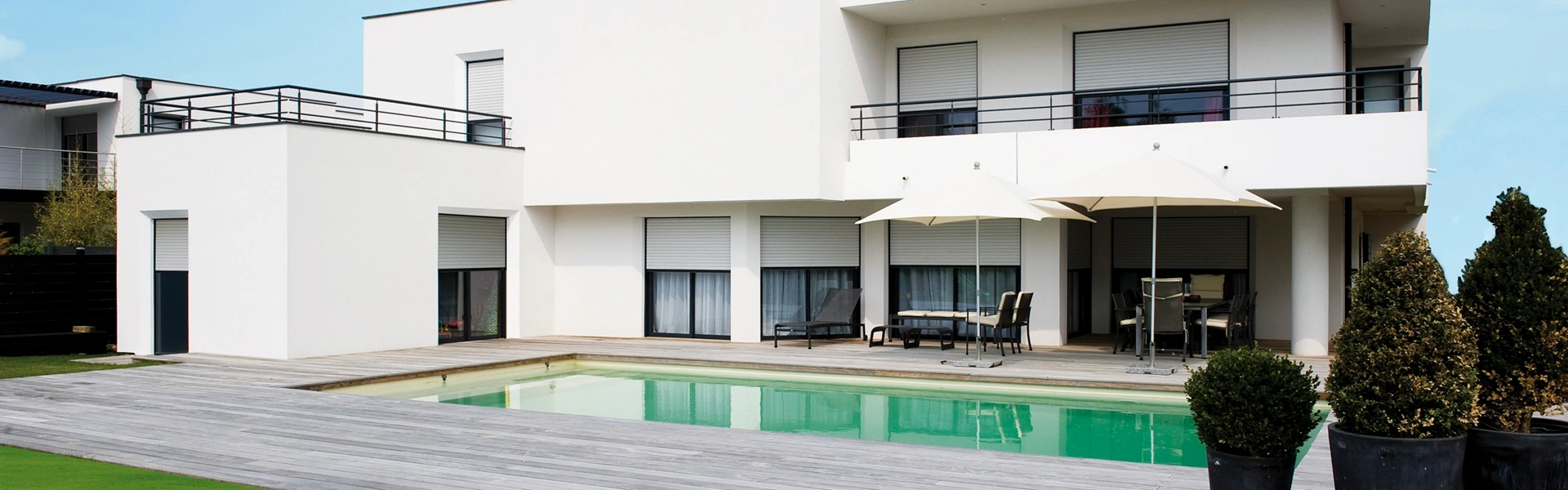 Witte wonining met rolluiken en zwembad
