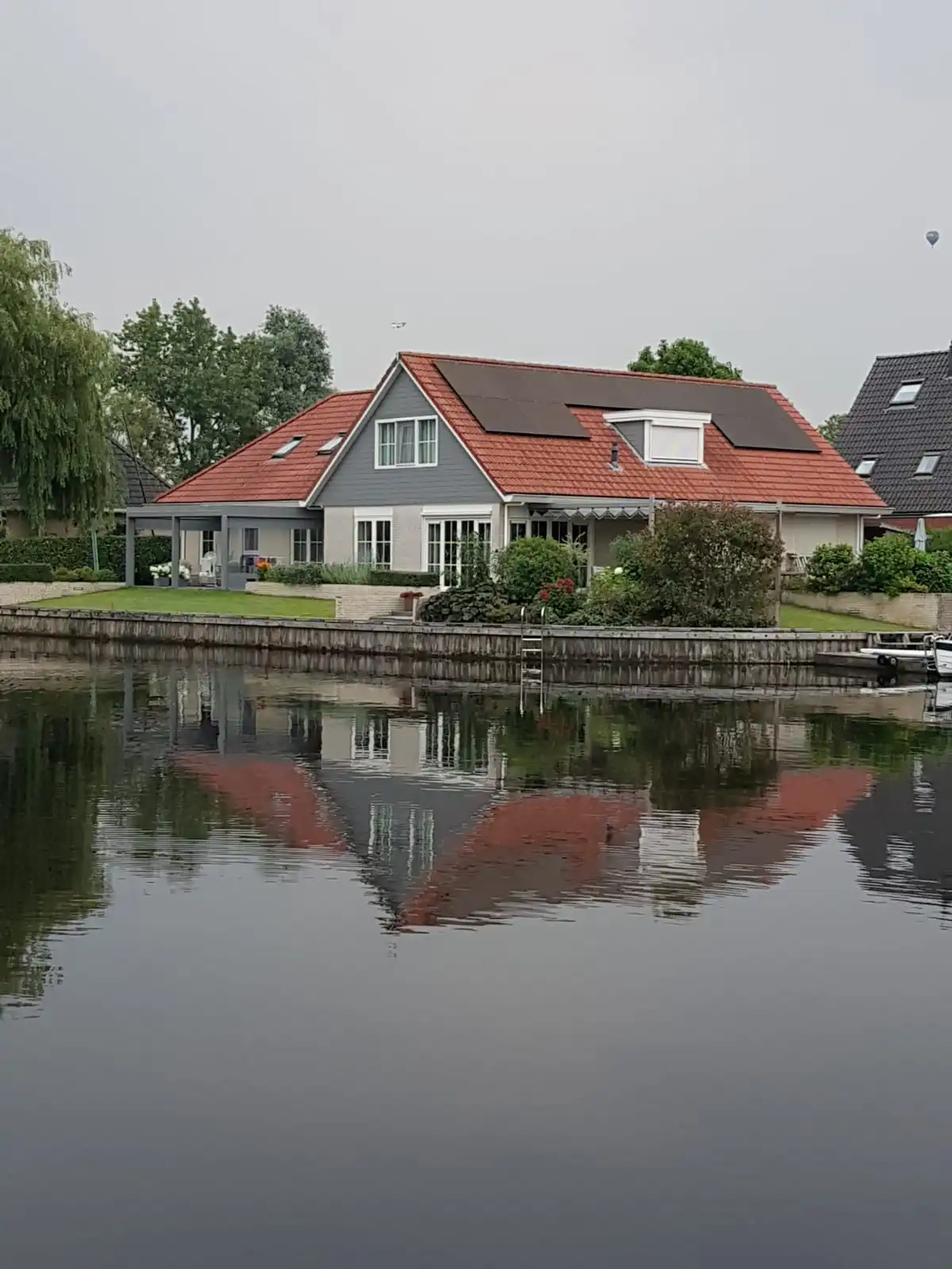 Woning met glazen overkapping gerealiseerd door Veldman Zonwering in Nes Woning met glazen overkapping gerealiseerd door Veldman Zonwering in Nes