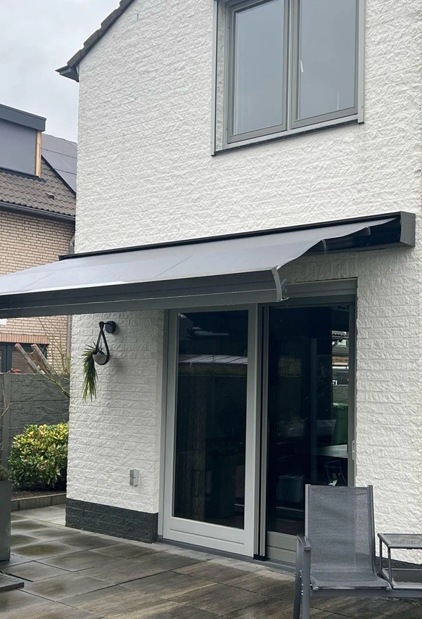 Zon- en regenscherm aan woning in Maarheeze door Veldman Zonwering biedt schaduw Zon- en regenscherm aan woning in Maarheeze door Veldman Zonwering biedt schaduw