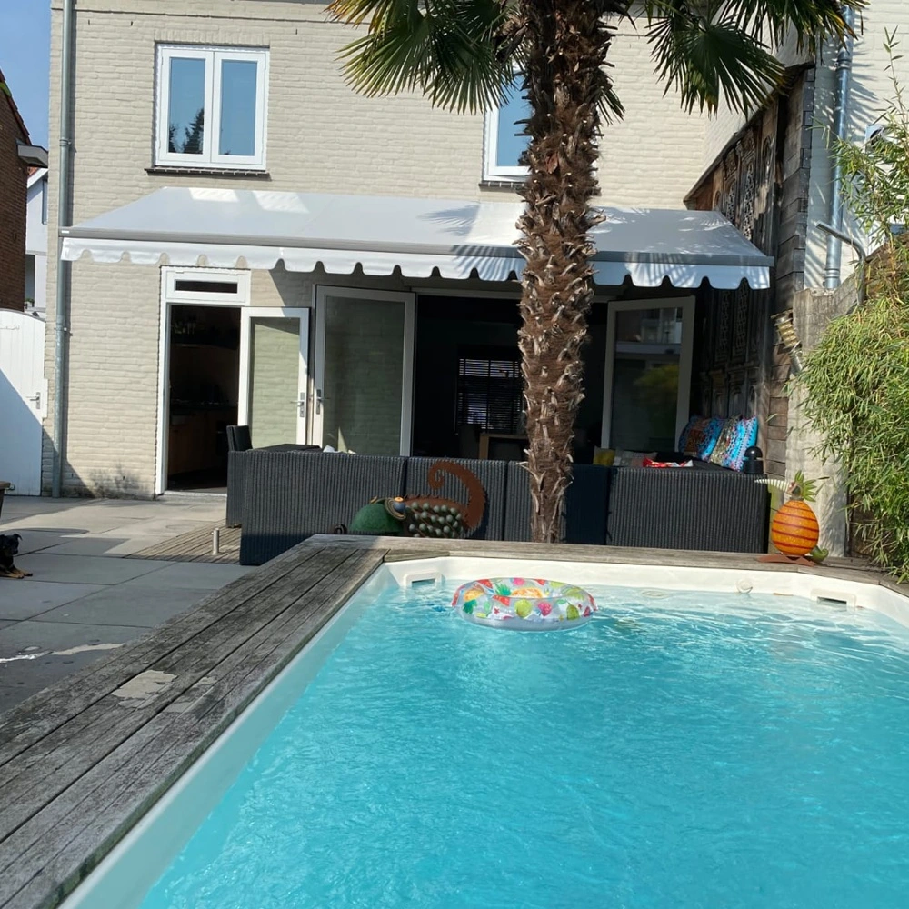 Zon en regenscherm in Oisterwijk bij een zwembad van Veldman Zonwering Zon en regenscherm in Oisterwijk bij een zwembad van Veldman Zonwering