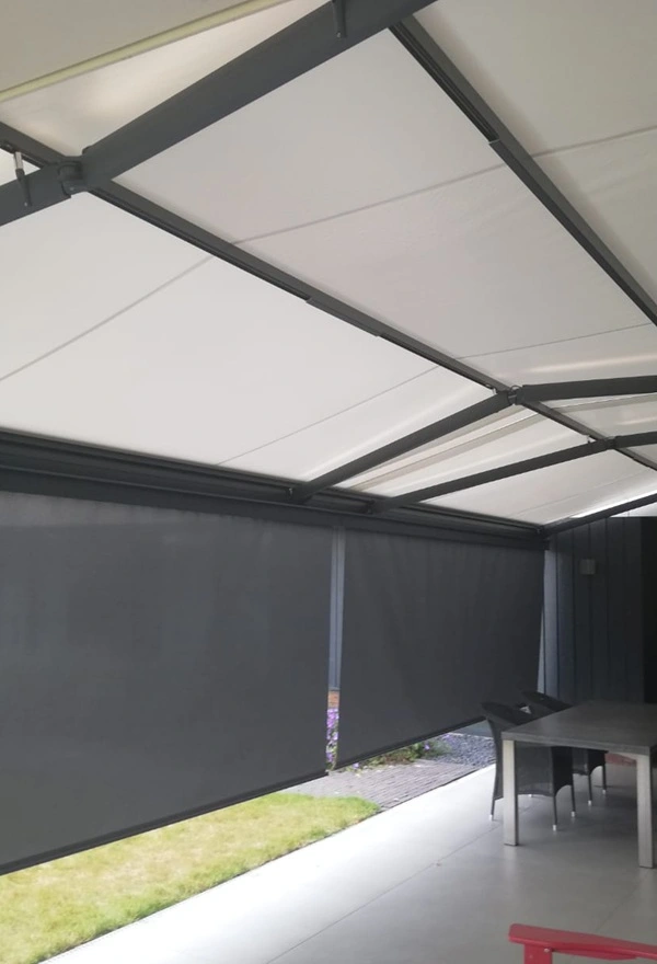 Zon- en regenscherm met donkere textielafwerking in Schipborg door Veldman Zonwering Zon- en regenscherm met donkere textielafwerking in Schipborg door Veldman Zonwering