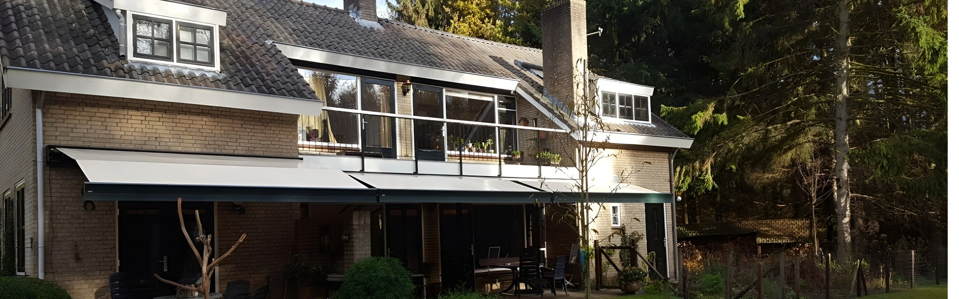 Zon- en regenscherm van Veldman Zonwering in Berkel en Rodenrijs, biedt schaduw op terras Zon- en regenscherm van Veldman Zonwering in Berkel en Rodenrijs, biedt schaduw op terras