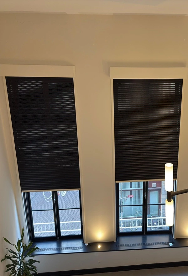 Zwarte binnen rolluiken elektrisch bediend geplaatst door Veldman Zonwering in Amsterdam Zwarte binnen rolluiken elektrisch bediend geplaatst door Veldman Zonwering in Amsterdam